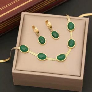একটি নেকলেস এবং একজোড়া কানের দুল।